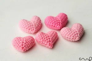 NEW 5 x Handmade Crochet Pink Hearts Amigurumi 3D Charm Wedding Card making - Picture 1 of 4