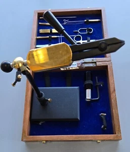 LG Crown Tool Kit 1= rotating Vise & 12= tools with wood box #1 kit - Foto 1 di 8