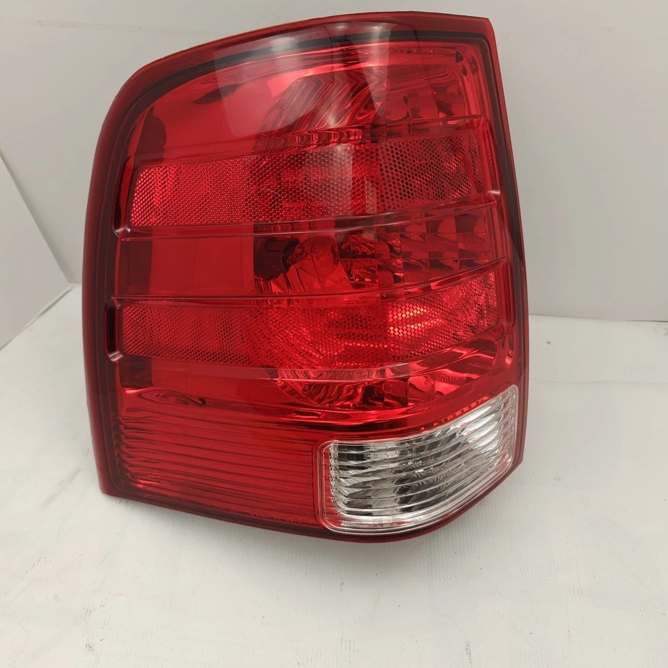 Ford Expedition 2003 2004 2005 2006 conductor izquierdo luz trasera izquierda TYC Foto 1 de 4