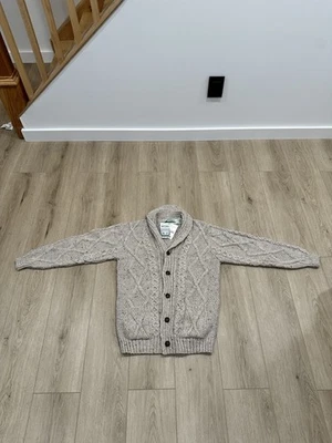 Nuevo con etiquetas Cárdigan Aran Crafts Ireland Hombre Mediano 100% Lana Merino Mantón Tejido con Cable Foto 1 de 4
