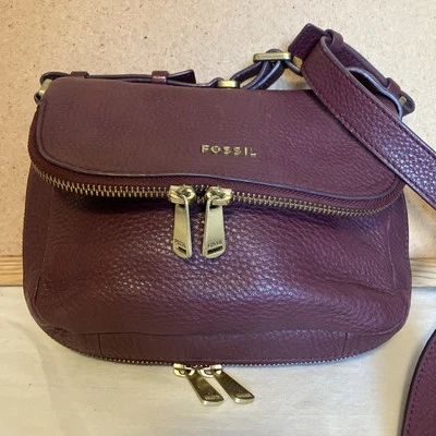 Bandolera Fossil Preston de cuero borgoña con solapa y expandible ZB5873 usada en excelente estado Foto 1 de 4
