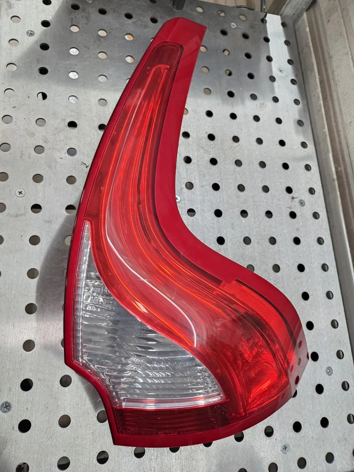 Luz trasera derecha derecha del lado del pasajero Volvo XC60 2010-2017 Foto 1 de 4
