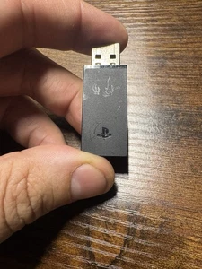 Auriculares Inalámbricos PlayStation Genuinos Adaptador USB Dongle CECHYA 0082 PS3 PS4 - Imagen 1 de 2