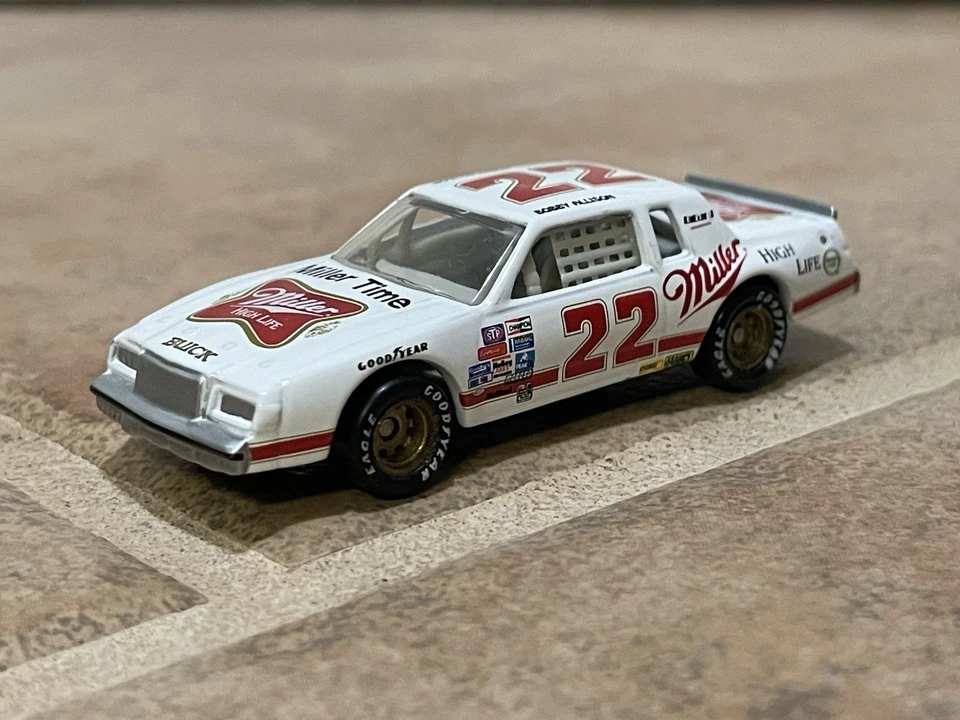 Bobby Allison Miller High Life Buick Regal NASCAR 1983 campeón acción 1/64 Foto 1 de 4