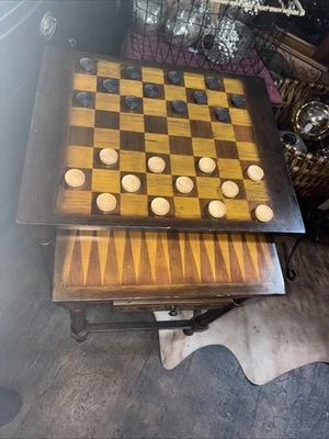 Dos MESAS DE JUEGO VICTORIANAS ANTIGUAS DE MADERA SATINADA Y CAOBA DE NOGAL Foto 1 de 4