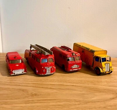 Lote de Vehículos de Emergencia Dinky Toys De Colección - Camiones de Bomberos, Ambulancia y Camión Foto 1 de 4