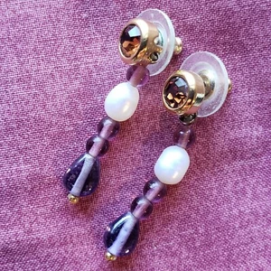 Pendientes perforados vintage victorianos de amatista con cuentas de perlas en tono dorado E1 - Imagen 1 de 14