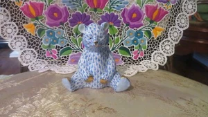 Estatuilla de oso bebé sentado con red azul de porcelana Herend Hungría #15361 - Imagen 1 de 5