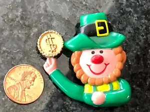 Moneda de oro vintage de plástico duende día de San Patricio con suerte LINDA - Imagen 1 de 1