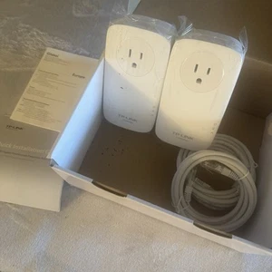 Tp-Link Powerline Ethernet Adapter Pair AV1200 Gigabit Passthrough Plug & Play - Picture 1 of 6