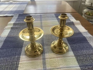 Pair Virginia Metalcrafters Brass Mid-Drip 17th Century 4" Candlesticks 16-39 - Picture 1 of 12