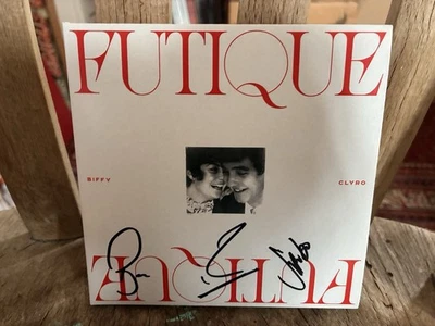 NEW LIMITED EDITION HAND SIGNED TO COVER BIFFY CLYRO FUTIQUE THEIR NEW CD Foto 1 de 3