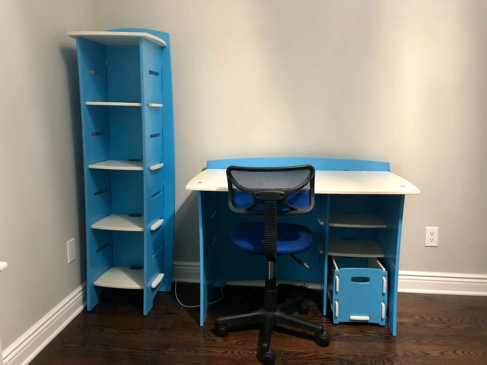Полный комплект детского стола синий и белый с книжной полкой и компьютерным креслом - Изображение 1 из 4
