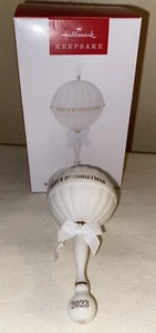 Hallmark 2023 Ornamento de Recuerdo Marfil Primer Sonajero de Porcelana de Navidad del Bebé - Imagen 1 de 5
