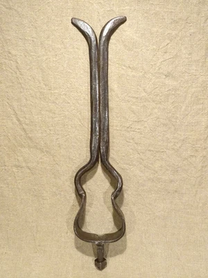 Outil ancien lyre peloir pour éplucher l'osier vannier fer forgé art populaire - Photo 1/4