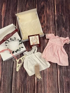 American Girl Pleasant Company TRAJE DE CUMPLEAÑOS KIRSTENS Delantal Vestido Corona y Caja - Imagen 1 de 11