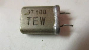 TEW Radio Crystal 37.800 MHz Leads: 0.5mm Diameter, 4mm Long 5mm Spaced Vtg - Zdjęcie 1 z 2