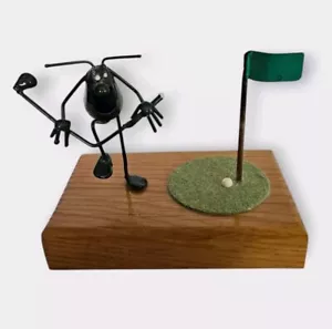 Statuina/scultura vintage pulci di sabbia legno e metallo 'Povero sport' golfista infelice - Foto 1 di 9