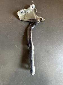 2015-22 CHEVROLET TRAX FRONT RIGHT PASSENGER SIDE HOOD BONNET HINGE SUPPORT OEM - Foto 1 di 4