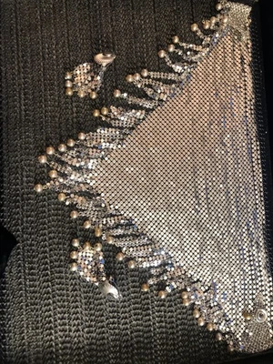  Impresionante collar babero de malla plateada de 15 pulgadas de colección con pendientes de clip a juego. Foto 1 de 4