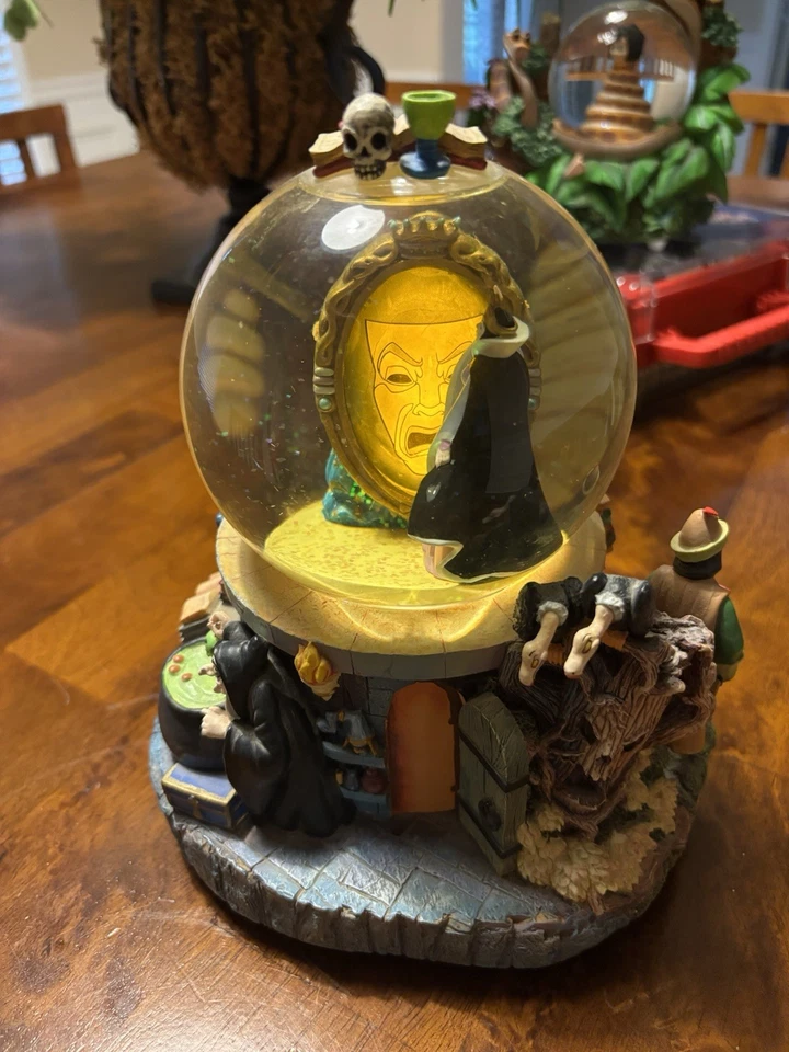 Disney Blancanieves Villano Globo de Nieve Reina Malvada Espejo Mágico Luces Sonidos Usado en Excelente Condición Foto 1 de 4