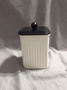 Martha Stewart Collection Ceramica con Coperchio in Legno, Bidone Piccolo Alto 5 1/4" - Usato in ottime condizioni - Foto 1 di 12