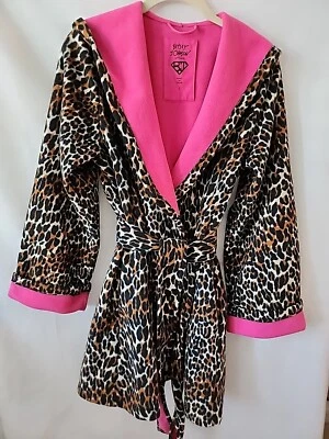 Bata pequeña con capucha de leopardo Betsey Johnson para mujer con ribete en contraste rosa Foto 1 de 4