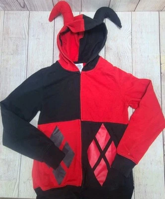 DC Comics Harley Quinn Jester Sudadera con Capucha con Cremallera Juniors Pequeña Roja Negra Bolsillos Foto 1 de 3