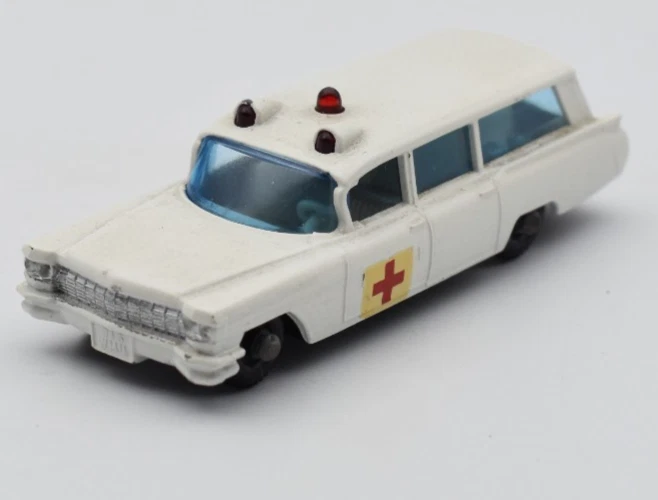 Matchbox Regular Wheels #54 S&S Cadillac Ambulance bianco. Decalcomania.... - Immagine 1 di 4