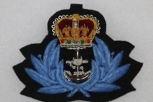 GORRA DE OFICIAL DE OFICIAL DE LA MARINA REAL BRITÁNICA WRNS WRENS INSIGNIA DE CORONA DE REINA ACOLCHADA - Imagen 1 de 1