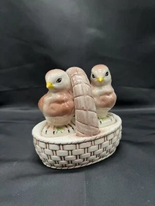 Vintage Salt and Pepper Shakers Birds in a Basket - Picture 1 of 9