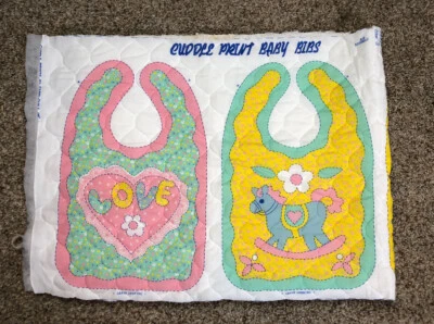 Panel de tela de babero de bebé preacolchado estampado de abrazos vintage ~ hace 2 baberos hechos a mano Foto 1 de 2