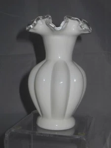 Vintage Fenton gerippte Melonenknospe Vase mit klarem Wappenrand - 6" hoch Milchglas - Bild 1 von 7