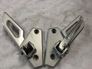 Peugeot Speedfight 50cc 2014 Darkside Rear Foot Peg + Hangers - Picture 1 of 3