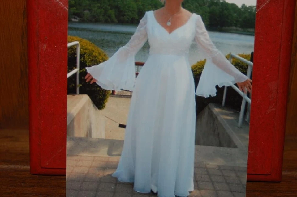 Свадебное платье, IiIssia от Demetrios белый размер 12 атласный/шифон, с бисером - Изображение 1 из 4