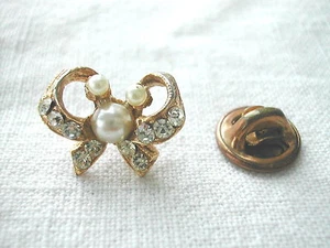 * PIN'S BIJOU FANTAISIE NOEUD STRASS ET PERLES 1.7 cm - Picture 1 of 2