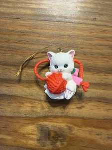 White Kitten Ornament 1993 Pink Bow Green Holly And Red Ball Of Yarn Gift - Picture 1 of 6