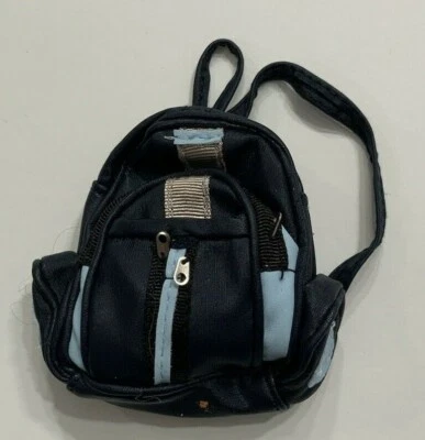 MOCHILA BRATZ ACCESORIOS MUÑECA BOYZ WINTERTIME WONDERLAND 2004 KOBY AZUL MARINO Foto 1 de 3