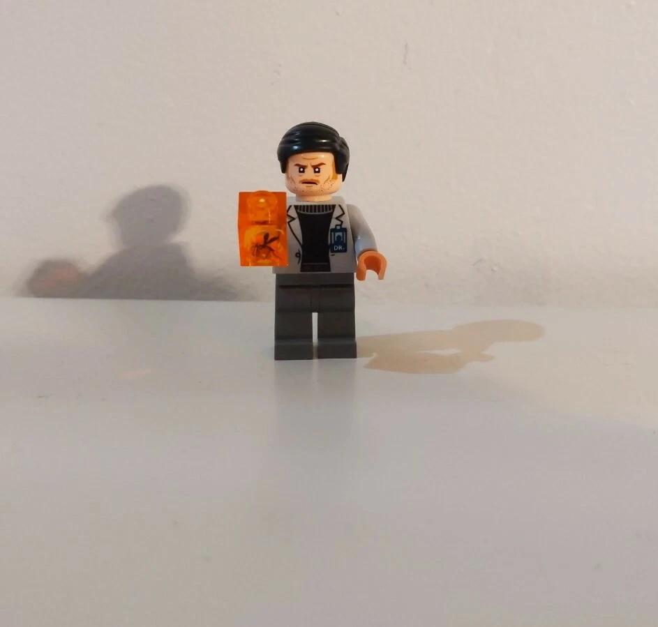 LEGO Jurassic World Dr. Henry Wu Minifigure ONLY w/amber mosquito 75939 NEW. M23 - Image 1 of 1