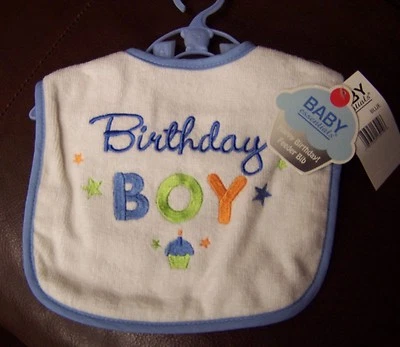 NUEVO CON ETIQUETAS con etiqueta y percha Baby Essentials CUMPLEAÑOS NIÑO Alimentador BIB Foto 1 de 2