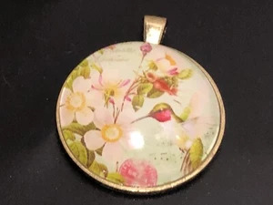 Beautiful floral round vintage pendant 2 x 1 1/2 - Picture 1 of 3