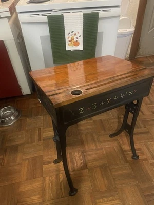 Escritorio escolar antiguo de tintero 1890-1900 Foto 1 de 3