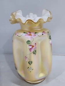 Glasvase Fenton irisierend bernsteingelb handbemalt Wappen - Bild 1 von 6