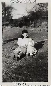 MUÑECA NIÑA AÑOS 50 FOTOGRAFÍA ENCONTRADA Vintage Blanco y Negro ORIGINAL 210 58 M - Imagen 1 de 1