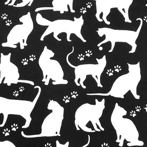 827. Gatos blancos sobre tela negra 100 % algodón. Precio por 1/2 metro - Imagen 1 de 6
