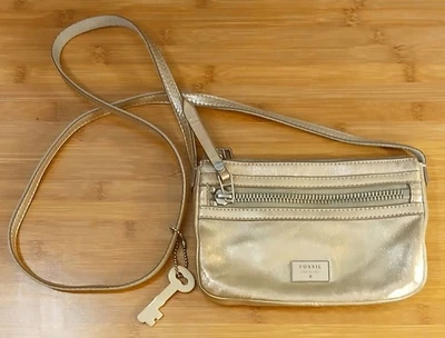 Bolso Bandolera Fossil Dorado Cuero Brillante Brillo con Llavero Foto 1 de 4