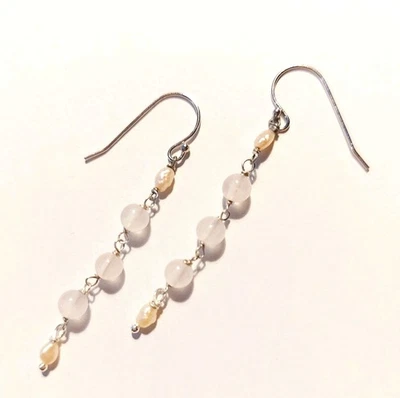 Orecchini pendenti in argento 925 con pietre quarzo rosa e perle di acqua dolce  - Immagine 1 di 4