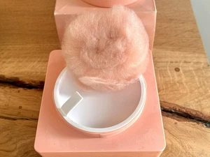 White Shoulders Dusting Powder Pink Embossed Box with Puff Vintage Neu im Karton - Bild 1 von 13