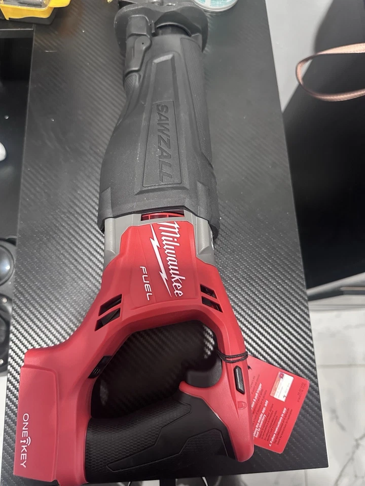 Sierra recíproca Milwaukee 2721-20 M18 FUEL SAWZALL con tecnología ONE-KEY Foto 1 de 2
