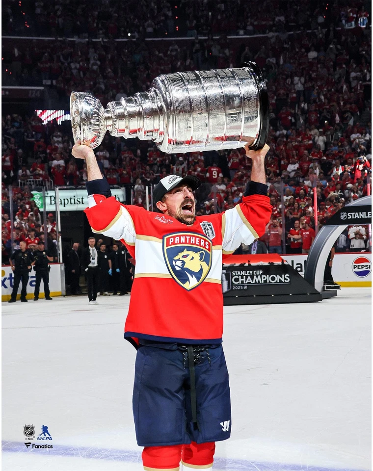 Foto de Brad Marchand Panthers sin firmar 11x14 2025 Stanley Cup Champs Raising Cup Foto 1 de 1